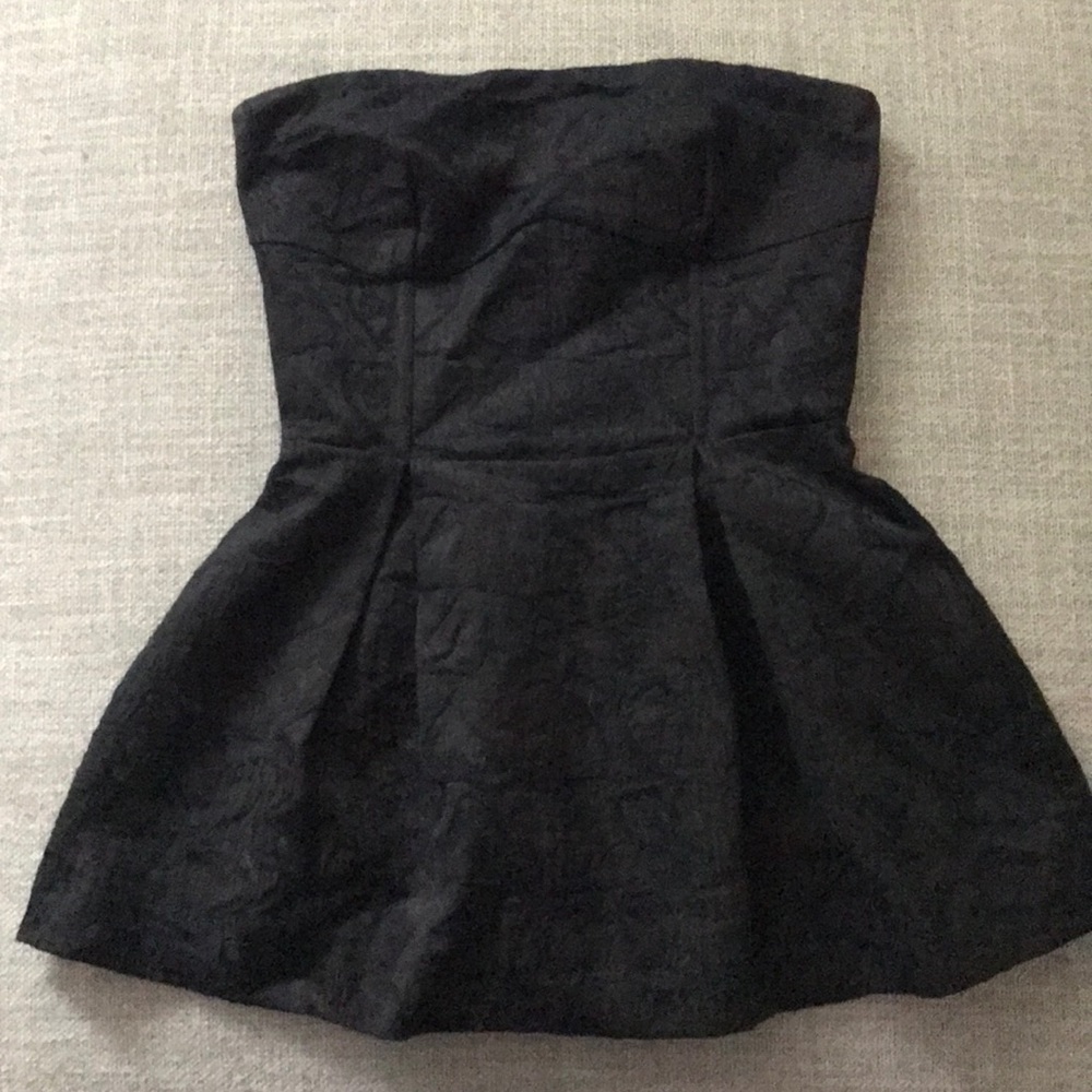 Strapless structured peplum top